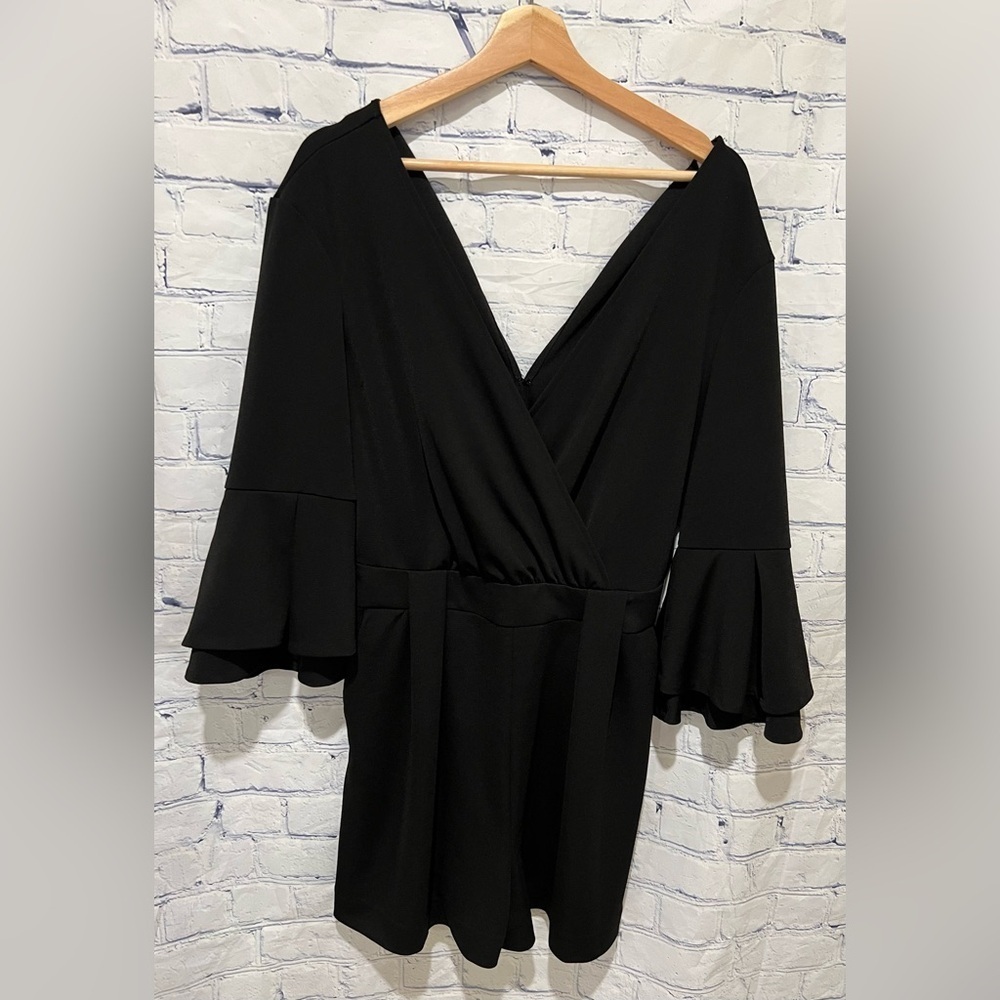 New York & Company 3/4 Bell sleeve Short Black jumpsuit rompers Size Medium